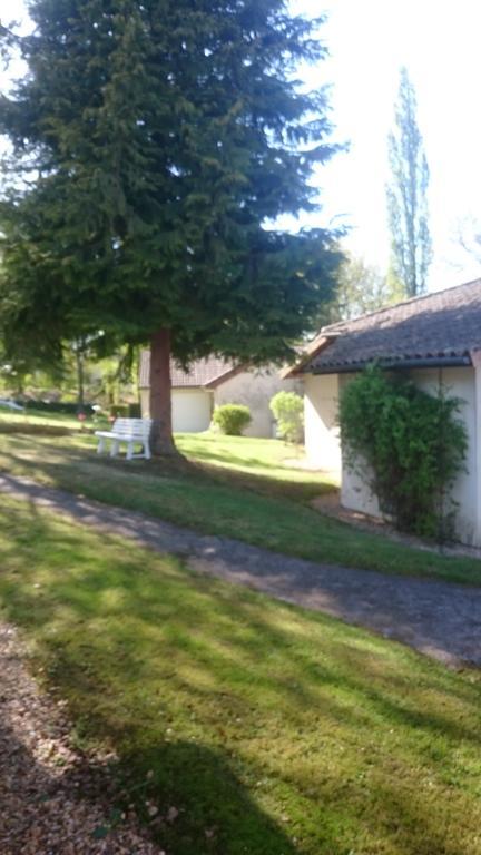 Hotel Restaurant Le Manguier Peyrat-de-Bellac Exterior photo